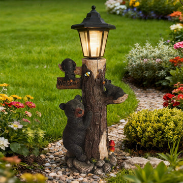 Solar Powered Bear Family Garden Statue with Warm LED Light – 18.9" Resin Tree Trunk with 3 Climbing Cubs & "Welcome" Sign, Auto On/Off Outdoor Lamp for Patio, Yard, Lawn & Pathway